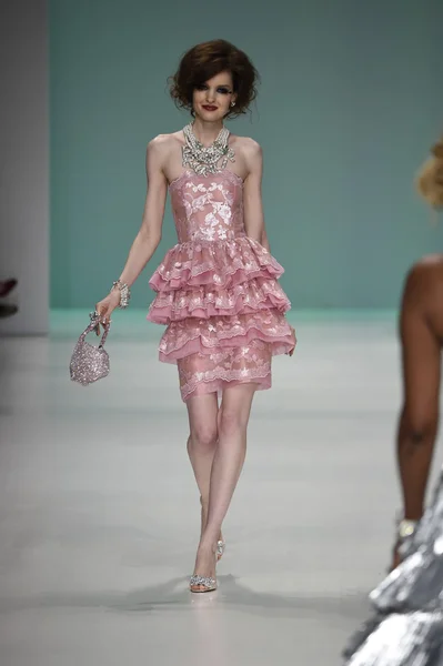 Modelo camina por la pasarela en Betsey Johnson desfile de moda — Foto de Stock