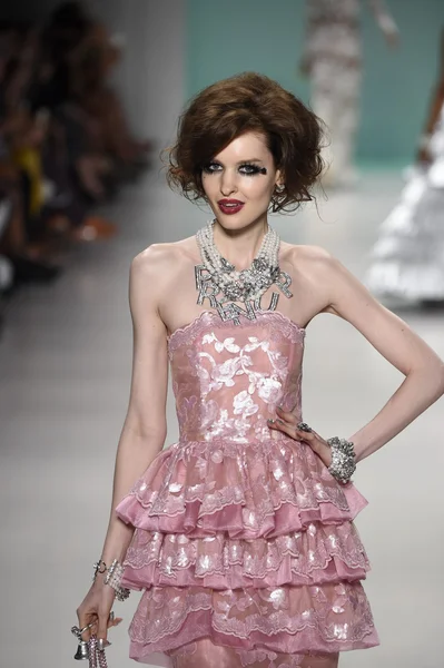 Modelo caminha na pista no desfile de moda Betsey Johnson — Fotografia de Stock