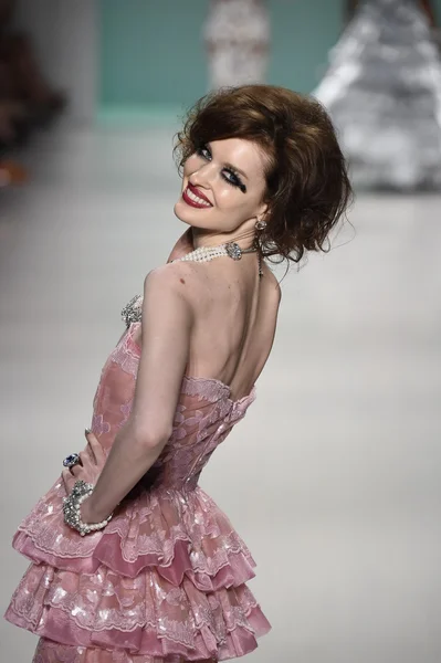 Modelo camina por la pasarela en Betsey Johnson desfile de moda — Foto de Stock