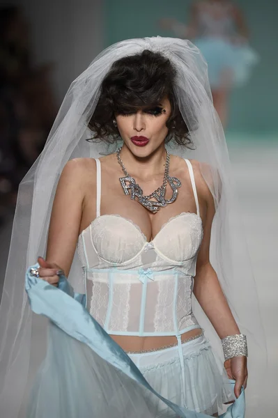 Modelo camina por la pasarela en Betsey Johnson desfile de moda —  Fotos de Stock