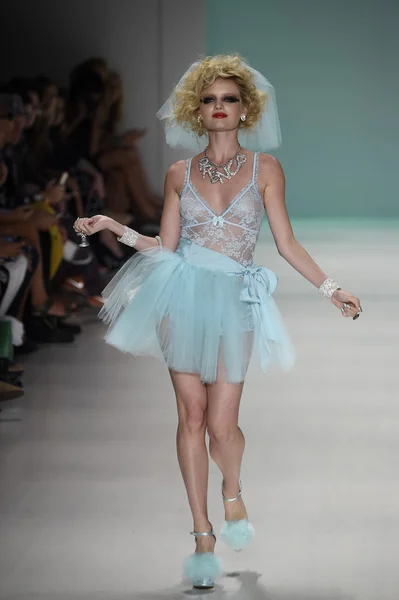 Modelo caminha na pista no desfile de moda Betsey Johnson — Fotografia de Stock