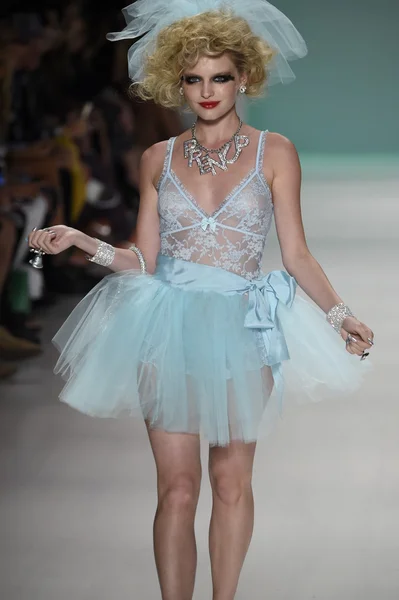 Modelo camina por la pasarela en Betsey Johnson desfile de moda —  Fotos de Stock