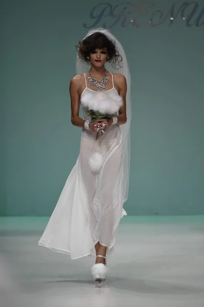Модель ходит по подиуму на показе мод Бетси Джонсон — стоковое фото