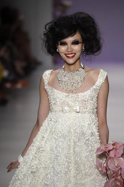 Model walks the runway at Betsey Johnson fashion show — Stock Photo, Image