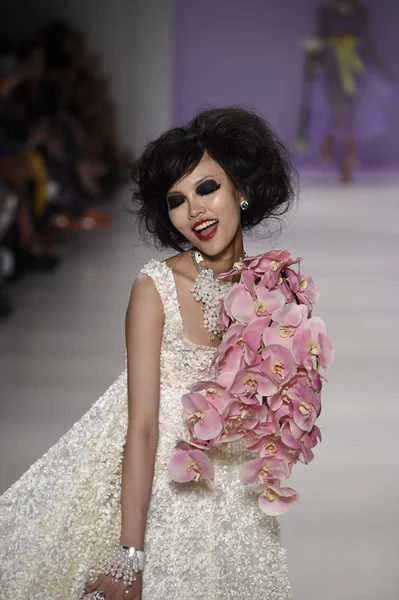 Modelo camina por la pasarela en Betsey Johnson desfile de moda —  Fotos de Stock