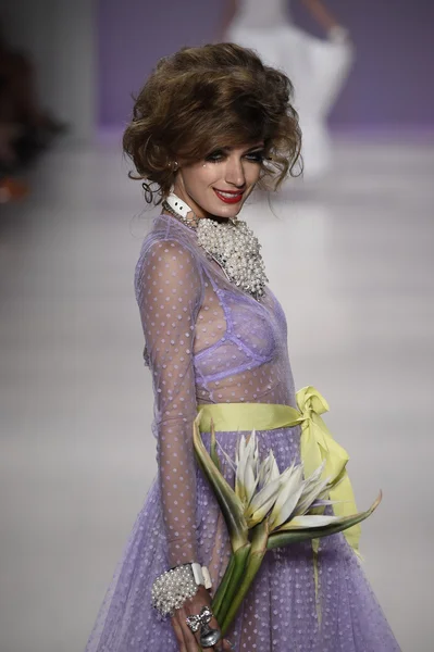 Modelo caminha na pista no desfile de moda Betsey Johnson — Fotografia de Stock