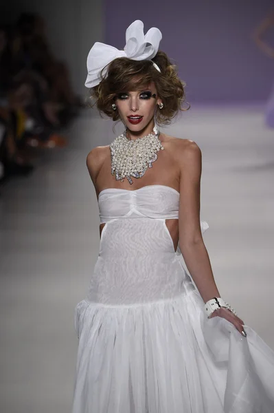 Modelo camina por la pasarela en Betsey Johnson desfile de moda — Foto de Stock