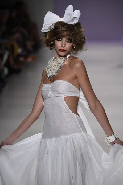 Modelo caminha na pista no desfile de moda Betsey Johnson — Fotografia de Stock