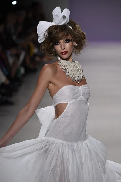 Modelo caminha na pista no desfile de moda Betsey Johnson — Fotografia de Stock