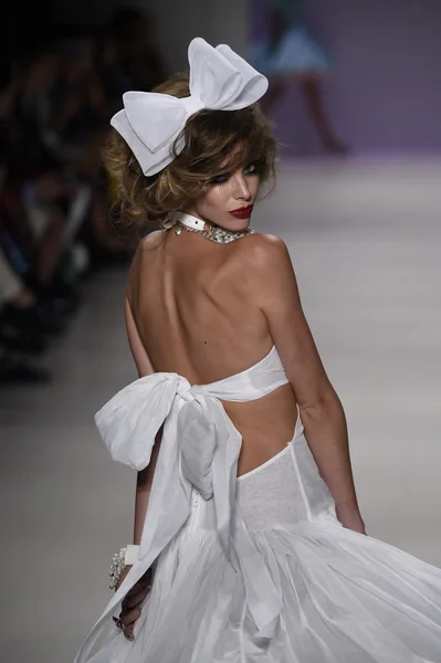 Modelul merge pe pistă la spectacolul de modă Betsey Johnson — Fotografie, imagine de stoc