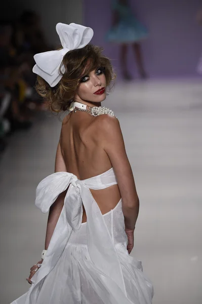 Modelo camina por la pasarela en Betsey Johnson desfile de moda — Foto de Stock