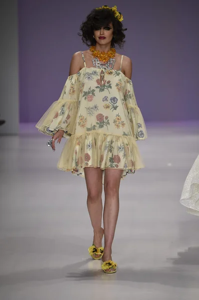 Model walks the runway at Betsey Johnson fashion show — Stock Photo, Image