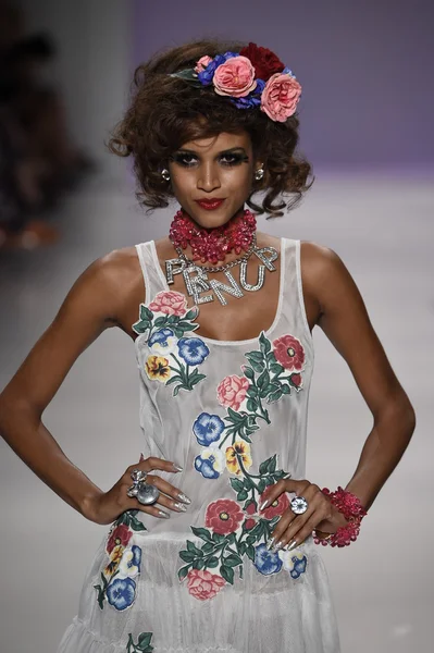 Modelo camina por la pasarela en Betsey Johnson desfile de moda —  Fotos de Stock