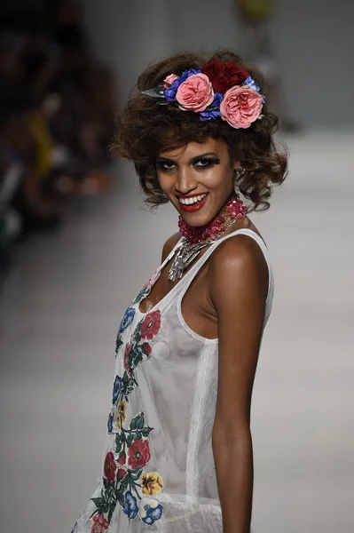 Model walks the runway at Betsey Johnson fashion show — Stock Photo, Image