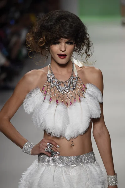 Modelo camina por la pasarela en Betsey Johnson desfile de moda — Foto de Stock