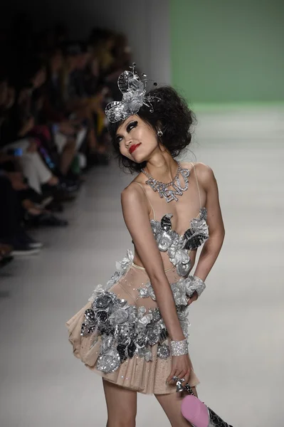 Modelo camina por la pasarela en Betsey Johnson desfile de moda —  Fotos de Stock