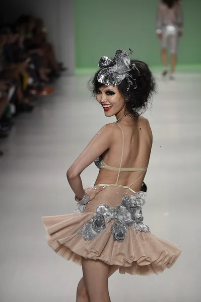 Modelo camina por la pasarela en Betsey Johnson desfile de moda —  Fotos de Stock