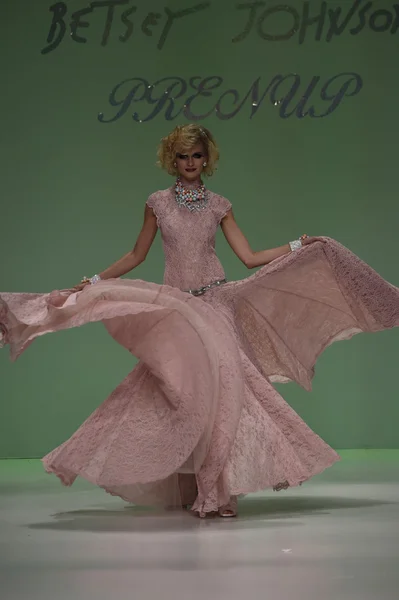 Elena Kurnosova walks the runway at Betsey Johnson fashion show — Stock Photo, Image