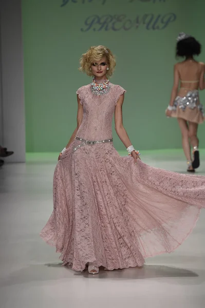 Elena Kurnosova caminha na passarela do desfile Betsey Johnson — Fotografia de Stock