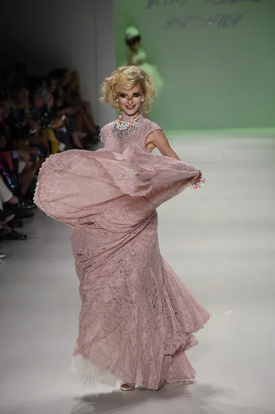 Elena Kurnosova camina por la pasarela en el desfile de moda Betsey Johnson — Foto de Stock