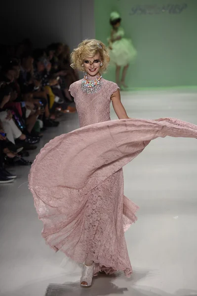 Elena Kurnosova camina por la pasarela en el desfile de moda Betsey Johnson —  Fotos de Stock