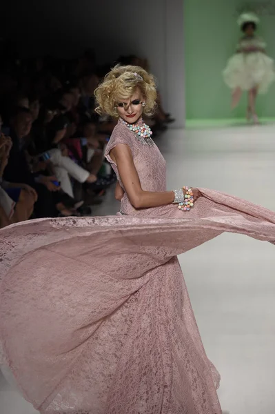 Elena Kurnosova marche sur la piste au défilé Betsey Johnson — Photo