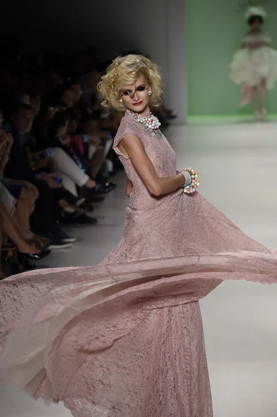 Elena Kurnosova walks the runway at Betsey Johnson fashion show — Stock Photo, Image