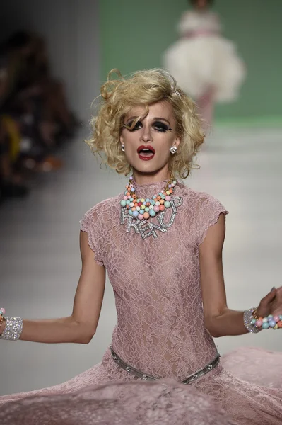 Elena kurnosova spacery pasa startowego betsey johnson pokaz mody — Zdjęcie stockowe