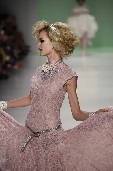 Елена Курносова ходит по подиуму на показе мод Бетси Джонсон — стоковое фото
