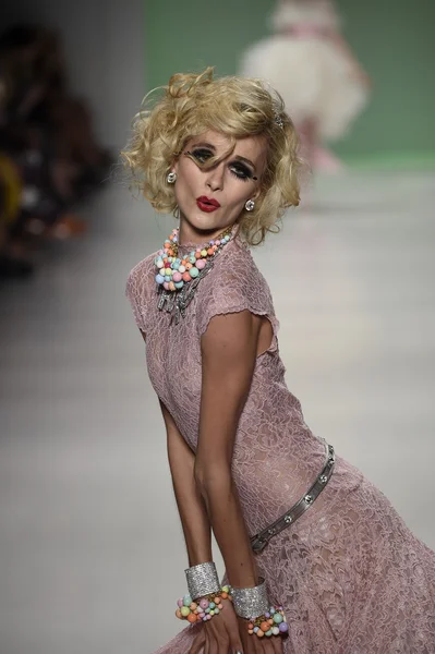 Elena Kurnosova camina por la pasarela en el desfile de moda Betsey Johnson — Foto de Stock