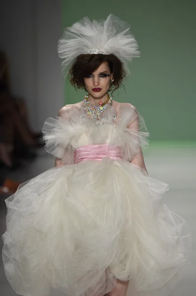 Modelo camina por la pasarela en Betsey Johnson desfile de moda —  Fotos de Stock