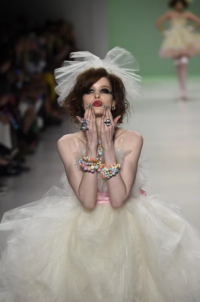 Modelo camina por la pasarela en Betsey Johnson desfile de moda —  Fotos de Stock