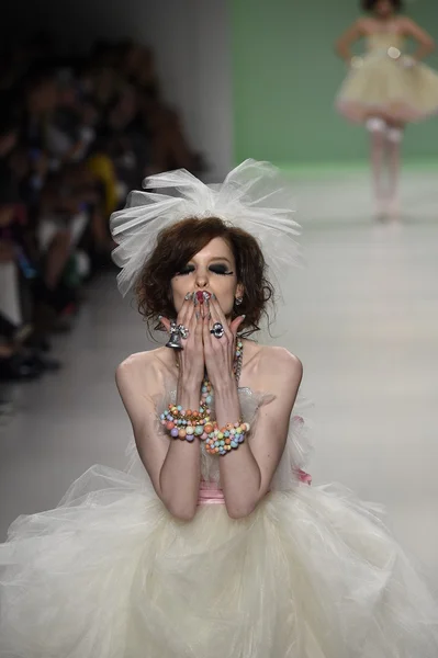 Модель ходит по подиуму на показе мод Бетси Джонсон — стоковое фото