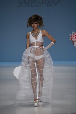 デジタル キーボード ピアノで遊ぶ子供