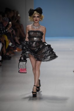 デジタル キーボード ピアノで遊ぶ子供