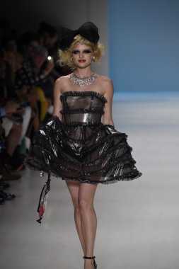 デジタル キーボード ピアノで遊ぶ子供