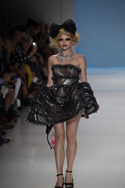 デジタル キーボード ピアノで遊ぶ子供