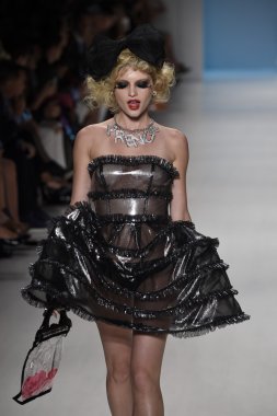 デジタル キーボード ピアノで遊ぶ子供