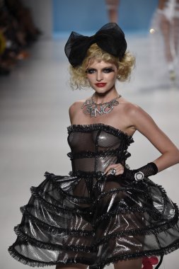 デジタル キーボード ピアノで遊ぶ子供