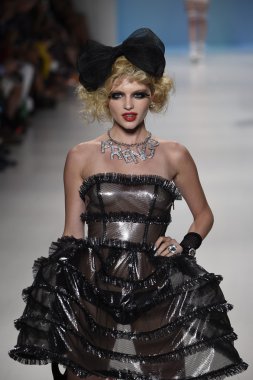 デジタル キーボード ピアノで遊ぶ子供