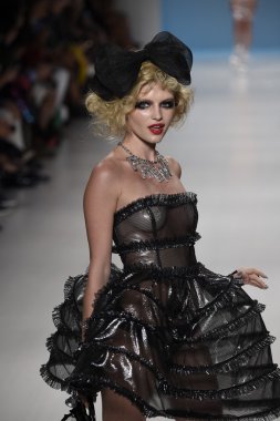 デジタル キーボード ピアノで遊ぶ子供