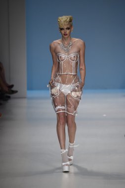 デジタル キーボード ピアノで遊ぶ子供