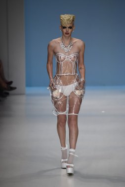 デジタル キーボード ピアノで遊ぶ子供