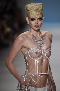 デジタル キーボード ピアノで遊ぶ子供