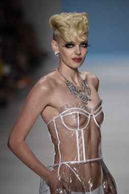 デジタル キーボード ピアノで遊ぶ子供