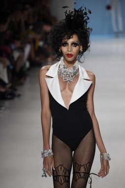 デジタル キーボード ピアノで遊ぶ子供