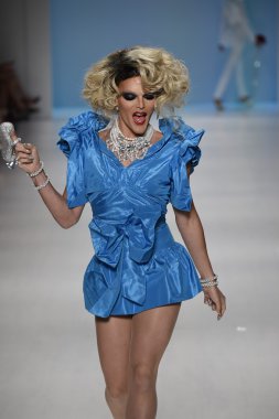 Willam belli yürür pist betsey johnson