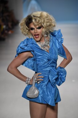 Willam belli yürür pist betsey johnson
