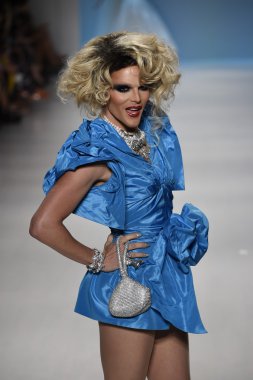 Willam belli yürür pist betsey johnson