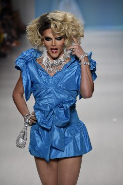 Willam belli yürür pist betsey johnson